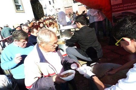 Mil comeram arrozada de míscaros