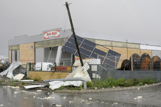 Temporal destroi carros e empresas