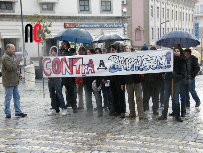 Manifestação contra recebida por defensores da barragem