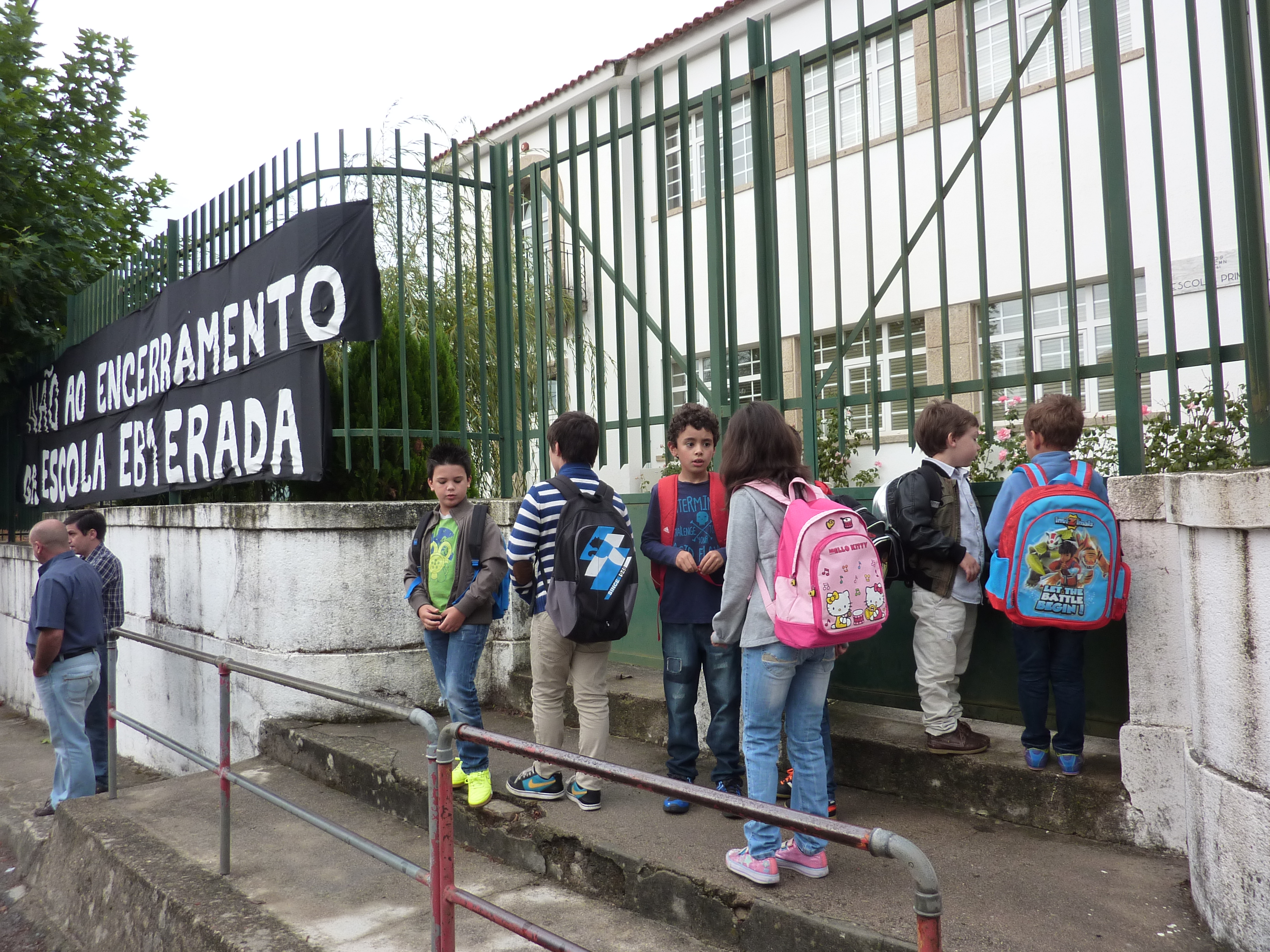 Crianças apresentaram-se na escola da Erada no primeiro dia de aulas