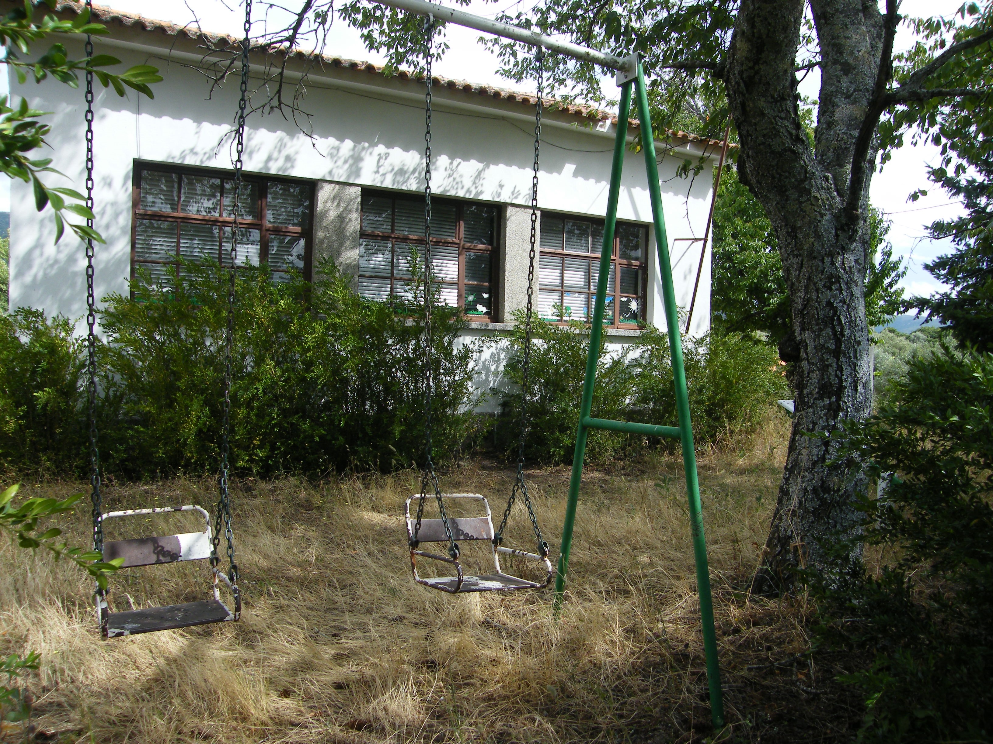 Onde ontem havia crianças, hoje há mato e abandono