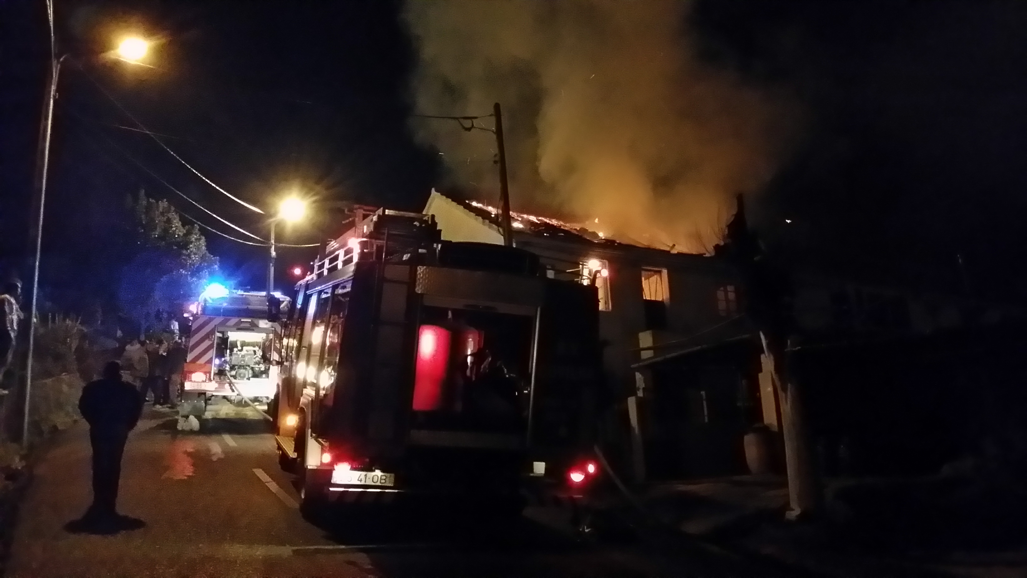 Incêndio rouba casa a família em Cantar-Galo