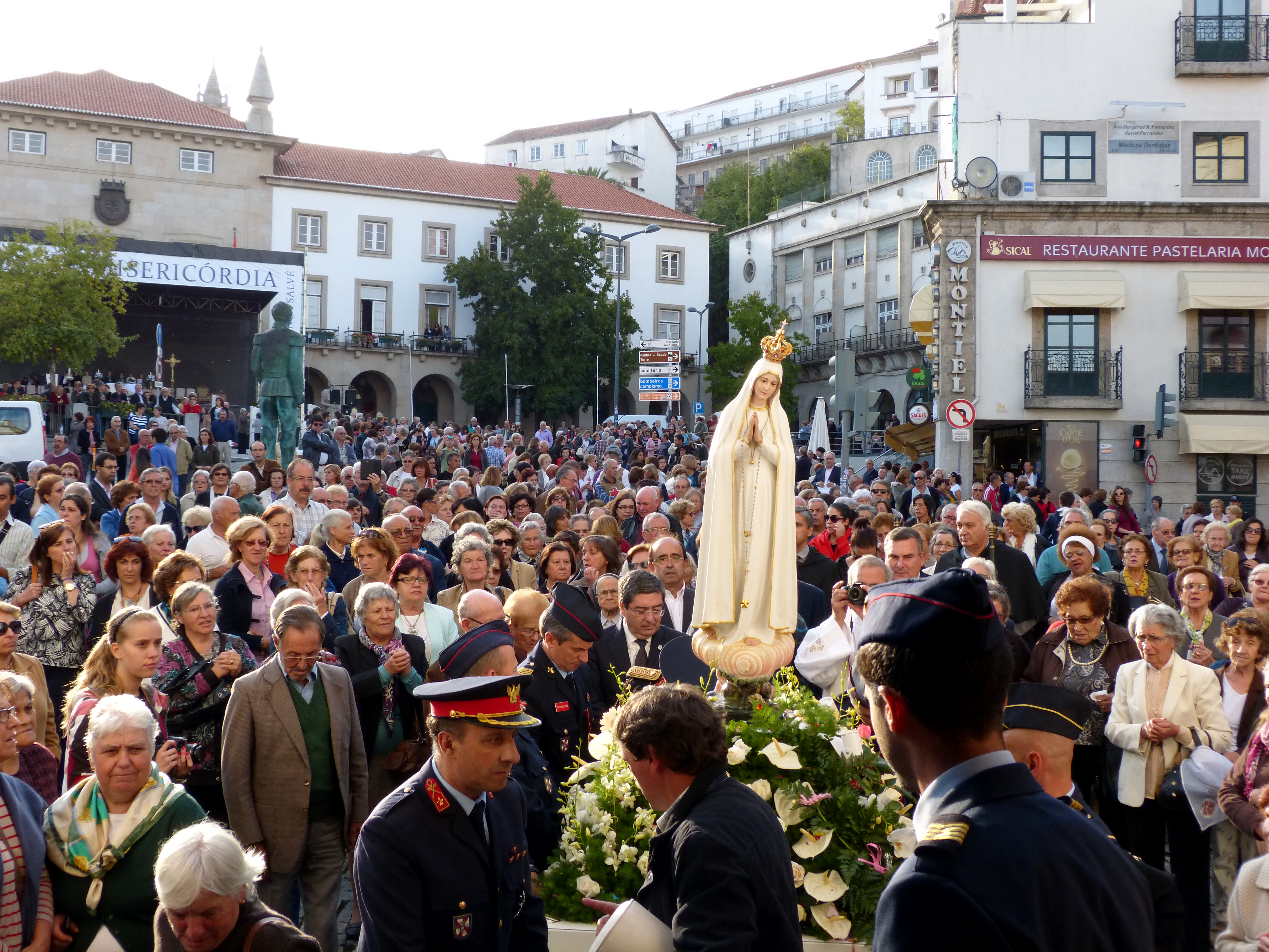 Pelourinho bem composto para acolher Nossa Senhora