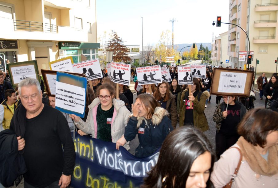 Quase dois mil em marcha contra a violência